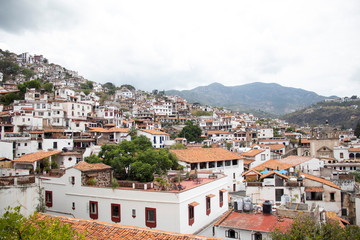 Fototapeta na wymiar Taxco es una ciudad del estado de Guerrero, al suroeste de Ciudad de México. Es famosa por la producción de joyas de plata y la arquitectura colonial española