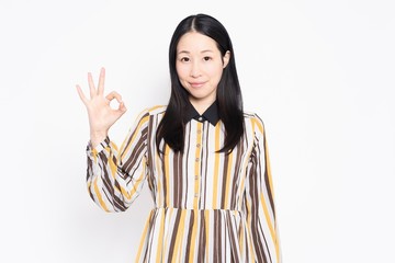 OKのサインをする女性