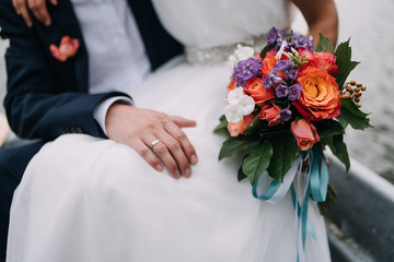 Obraz na płótnie Canvas photo of a groom and a bride holding a bouquet