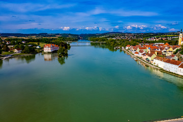Naklejka na ściany i meble Die Donau von oben | Atemberaubende Drohnenaufnahmen von der Donau