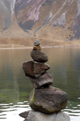 
105/5000
El Nevado de Toluca es un volc&aacute;n en el centro de M&eacute;xico dentro de cuyo cr&aacute;ter hay dos lagos: El Sol y La Luna.