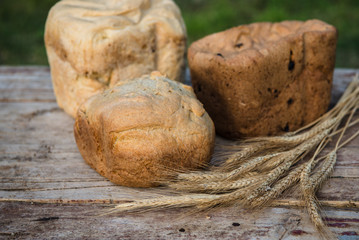 Fresh rye bread or whole grain bread on dark table background. Healthy baked bread in slices, whole homemade bread. Organic farm food. 