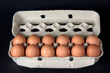 canasta de huevos por docena sobre fondo negro