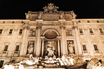 la fontana de trevi iluminada 