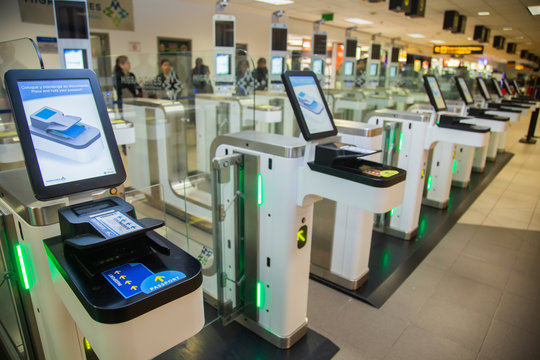 Puertas electr&oacute;nicas (e-Gates) Aeropuerto Internacional Jorge Ch&aacute;vez, Lima, Per&uacute;