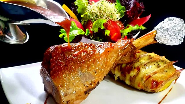 Pavo con salsa casera y ensaladas de vegetales.