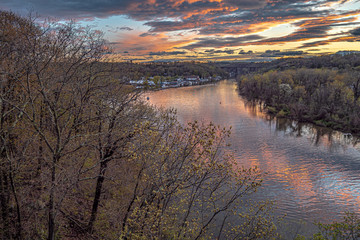 Obraz premium sunset over the river with the rainbow sky reflecting off the water
