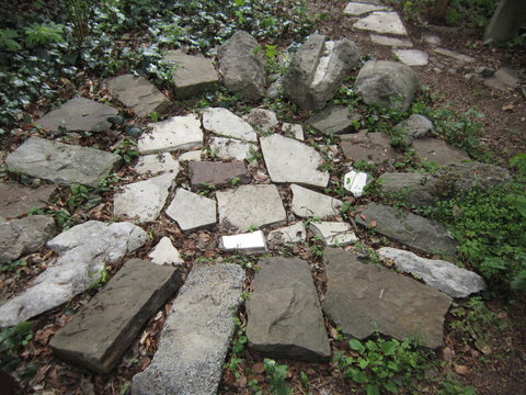 Steinrose. Begehbare Installation in einem Skulpturengarten, in Berlin Kreuzberg, Werk des Autors