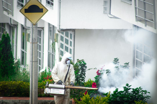 hombre desinfectando calles con cloro ccovid19