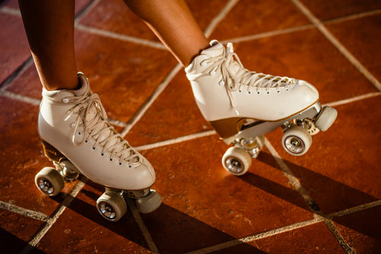 Patines profesionales blancos, sobre piso rojo