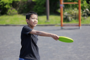 フリスビーをする小学生(5年生)