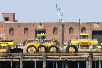 Statua Wolności nad wodnymi taxi 