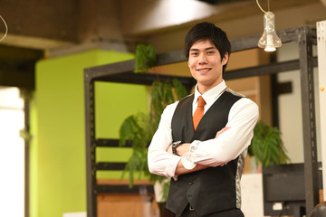 腕組みをするビジネスマン