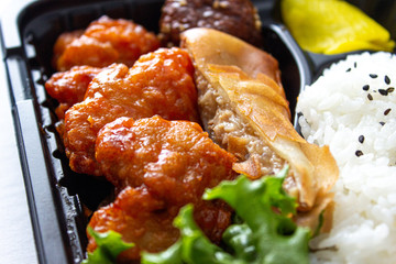 198円　中華弁当のエビチリ風味の唐揚げと中華春巻き