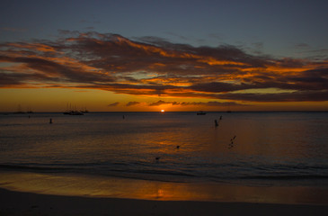 Atardecer en la playa palm beach de aruba