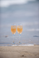 砂浜とワイングラス