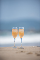砂浜とワイングラス
