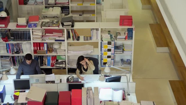 HA TU&nbsp;WS&nbsp;Office interior with people working at desks and talking at upper level