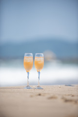 砂浜とワイングラス