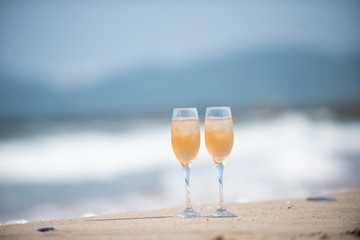 砂浜とワイングラス