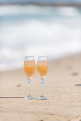 砂浜とワイングラス