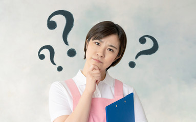 悩む保育士　介護福祉士