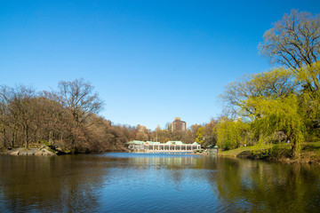 Fototapeta na wymiar Boat house and lake in Central Park , New York 