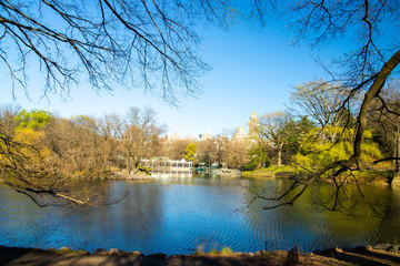 Fototapeta na wymiar Boat House and lake in New York City Central Park 
