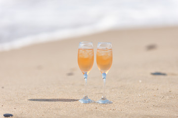 砂浜とワイングラス