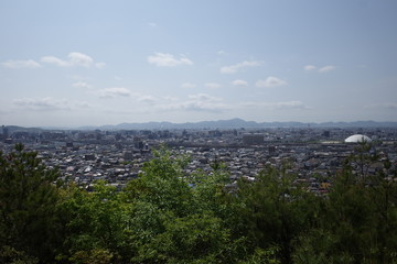 日本の岡山の魚見山から見た町の風景
