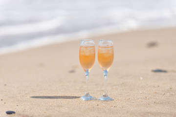 砂浜とワイングラス