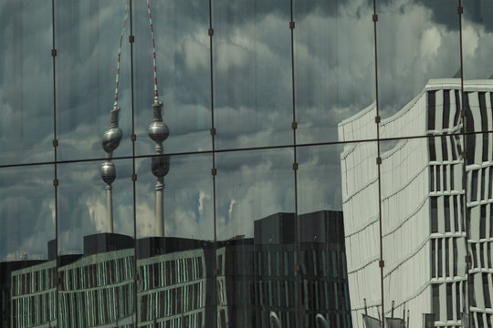 Berlin im Zerrbild; 4-fache Fernsehturmkugel im Cube