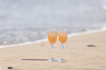 砂浜とワイングラス