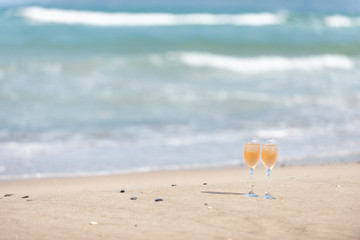 砂浜とワイングラス