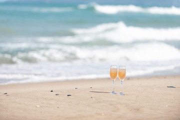 砂浜とワイングラス