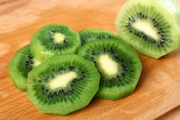 Fototapeta na wymiar Kiwi slices (kiwifruit)