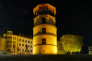 Beleuchteter Turm an Rhein in der Altstadt von Düsseldorf