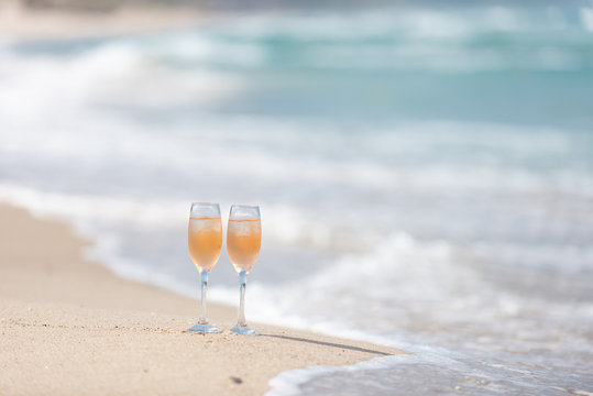 砂浜とワイングラス