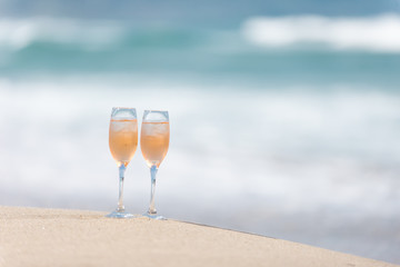 砂浜とワイングラス