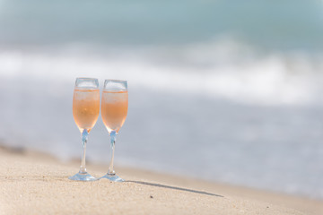 砂浜とワイングラス