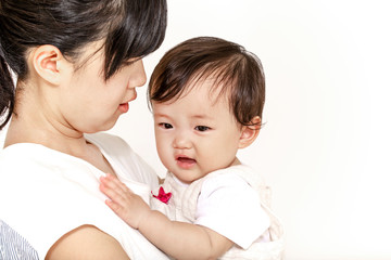 お母さんに抱かれ甘える赤ちゃん