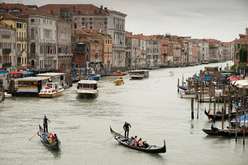 Góndolas y vaporettos en el Gran Canal de Venecia visto desde el puente de Rialto. - obrazy, fototapety, plakaty