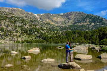 Fototapeta na wymiar Hikers at the Malniu Lake (Cerdanya province, Catalonia, Spain)