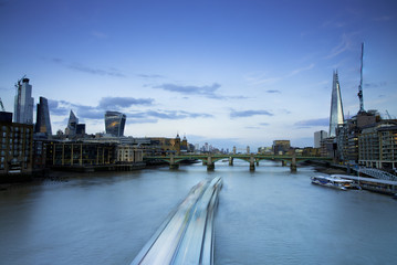 Londra vista del Tamigi con barca