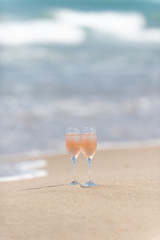 砂浜とワイングラス
