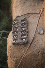 stara afrykańska gra mankala leżąca na kamieniu w plenerze - obrazy, fototapety, plakaty