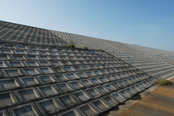 海岸にそそり立つコンクリートの防波堤