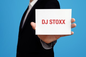 DJ STOXX. Geschäftsmann im Anzug hält Karte in die Kamera. Der Begriff DJ STOXX steht im Schild. Symbol für Business, Finanzen, Statistik, Analyse, Wirtschaft