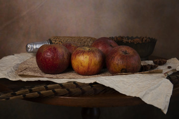 Cartoccio di mele sul tavolo