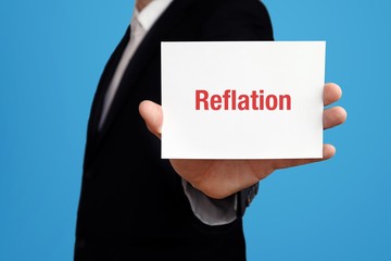 Reflation. Geschäftsmann im Anzug hält Karte in die Kamera. Der Begriff Reflation steht im Schild. Symbol für Business, Finanzen, Statistik, Analyse, Wirtschaft